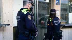 Dos agentes de la Guardia Urbana en una imagen de archivo / GUARDIA URBANA BCN