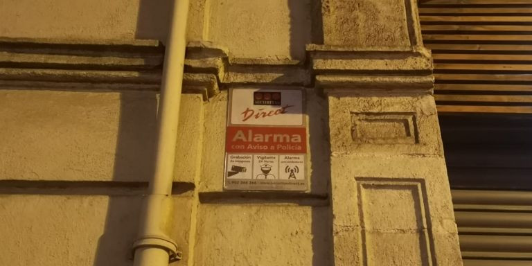 Placa de la empresa Securitas Direct en la calle Pau Claris de Barcelona / G.A