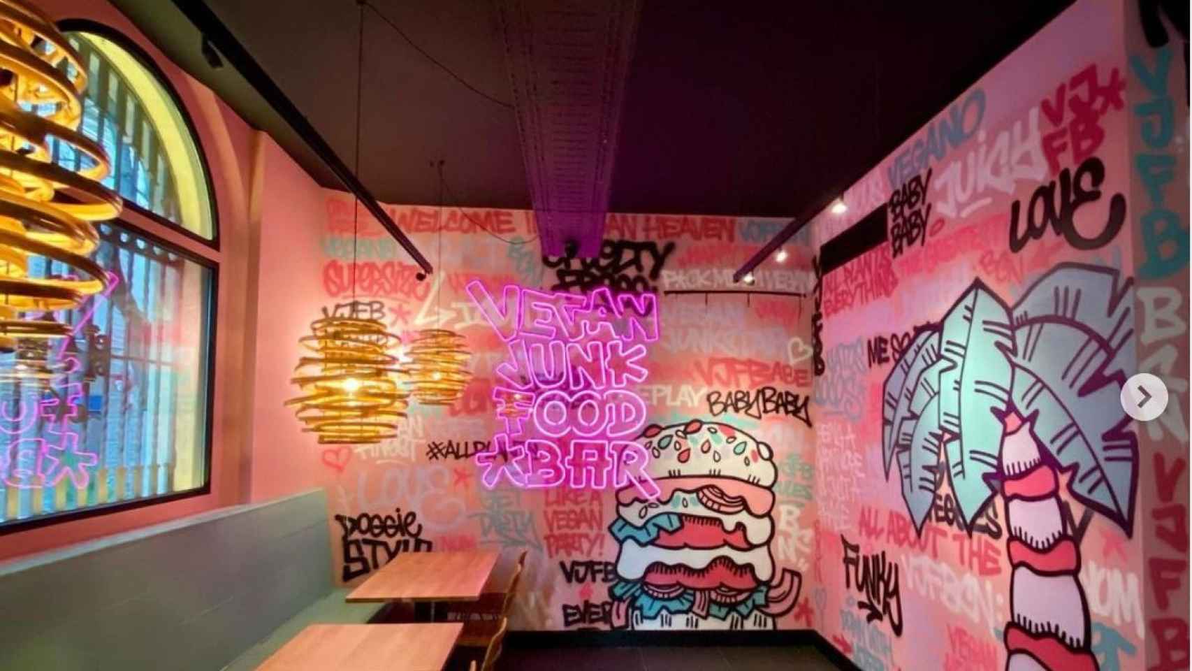 Interior del restaurante Vegan Junk Food Bar (VJFB) de Barcelona