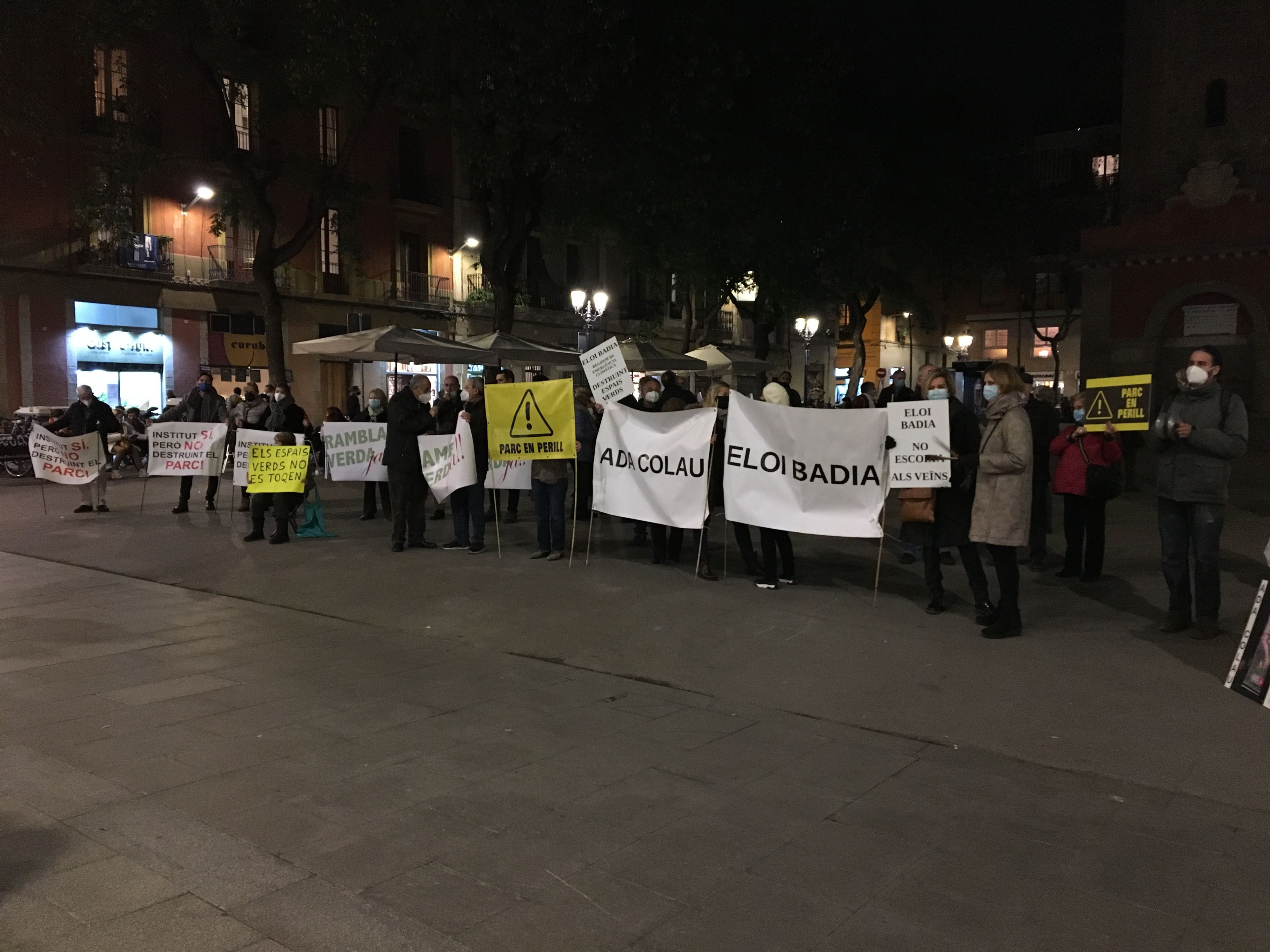 Vecinos de Gràcia se manifiestan ante la sede del distrito / RP