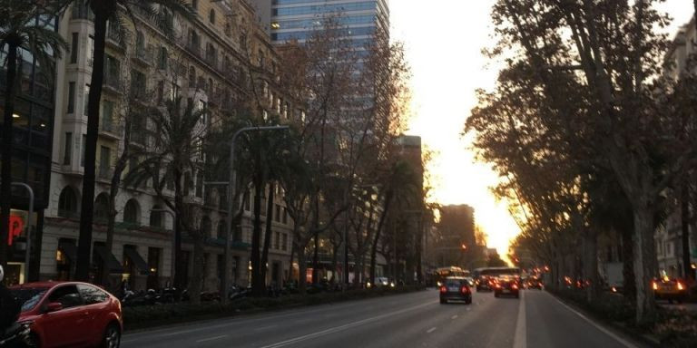 Atardecer en la avenida Diagonal / PM