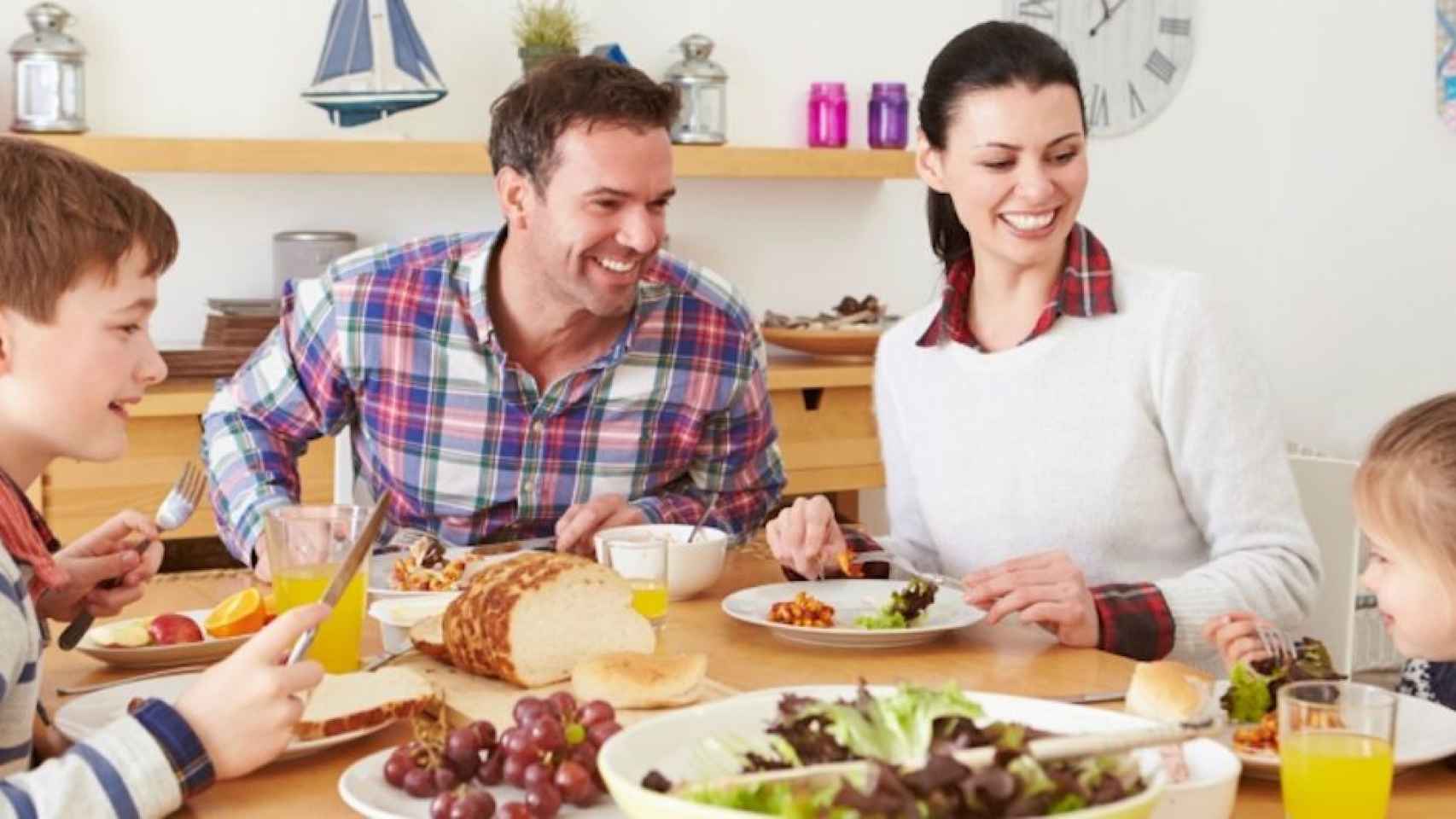 Familia en la mesa