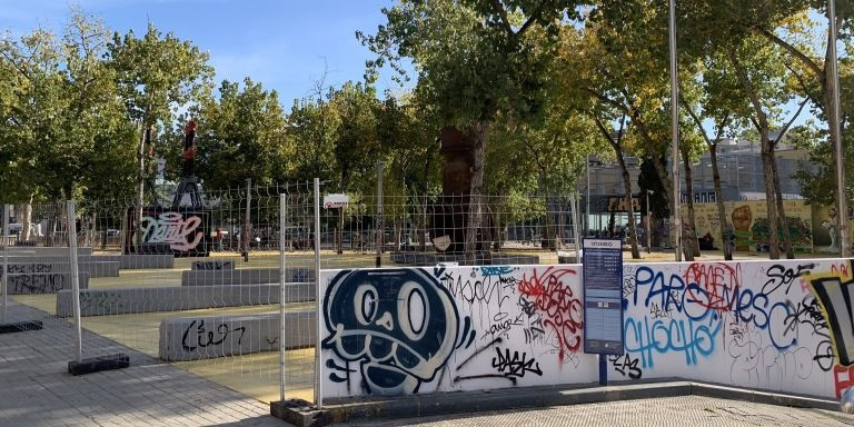 Parque de las Tres Xemeneies del Poble-sec, vallado por las obras de mejora / V.M.