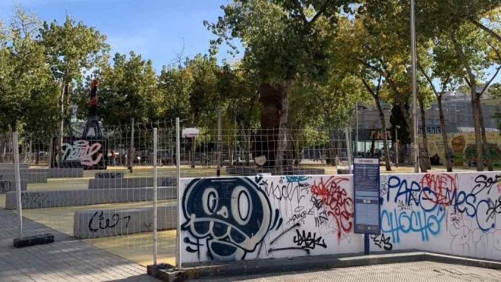 Parque de las Tres Xemeneies del Poble-sec, vallado por las obras de mejora / V.M.