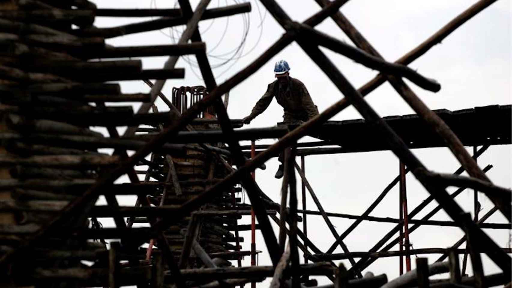 Un obrero de la construcción, en una imagen de archivo / EFE