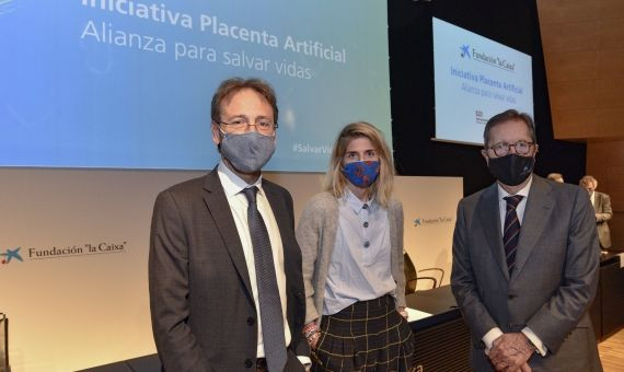 Eduard Gratacós, director de BCNatal y líder del proyecto; Luisa Martínez, madre de un bebé prematuro, y Antonio Vila, director general de la Fundación ”la Caixa”, en la presentación del proyecto de placenta artificial / FUNDACIÓ LA CAIXA