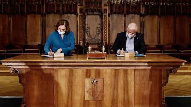 Ada Colau y el rector de la UOC, Josep A. Planell, en la firma de la cesión de Can Jaumandreu / AYUNTAMIENTO DE BARCELONA