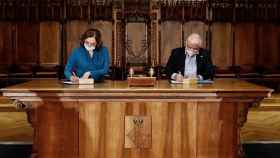 Ada Colau y el rector de la UOC, Josep A. Planell, en la firma de la cesión de Can Jaumandreu / AYUNTAMIENTO DE BARCELONA