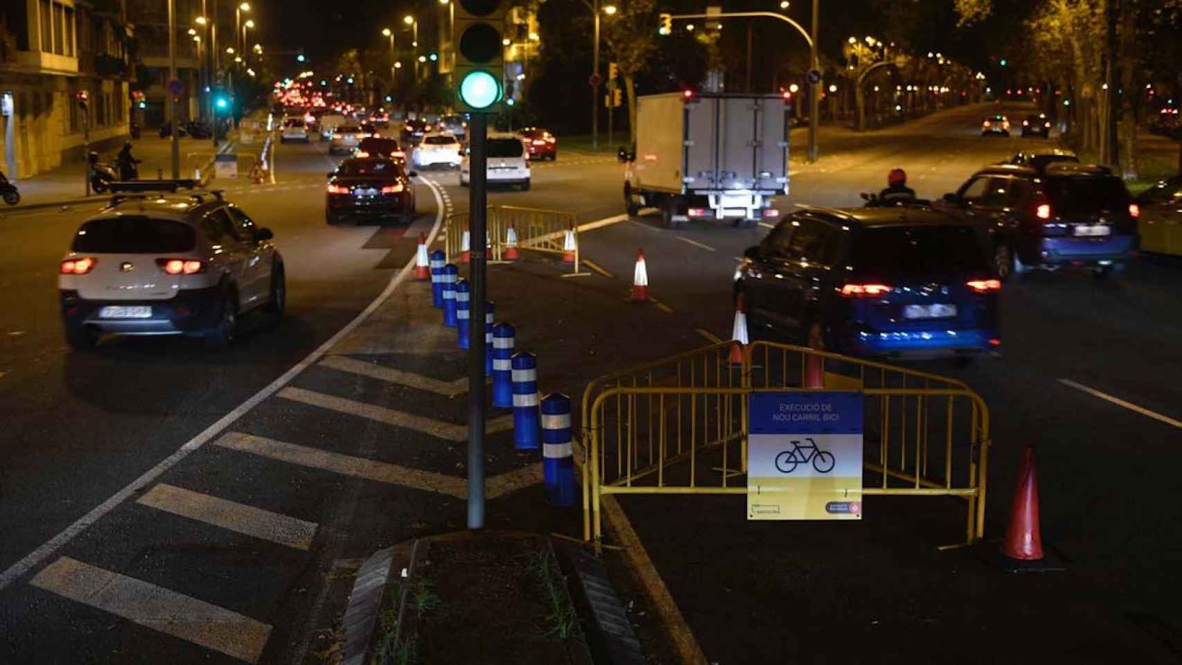 Varios vehículos en la calle Aragó de Barcelona / TWITTER