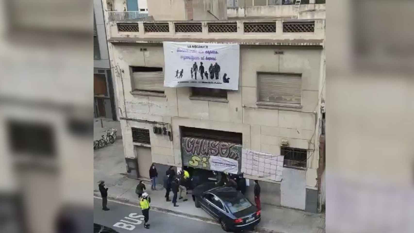 Un conductor estampa su coche contra la Mecànica, un antiguo local okupado / TWITTER