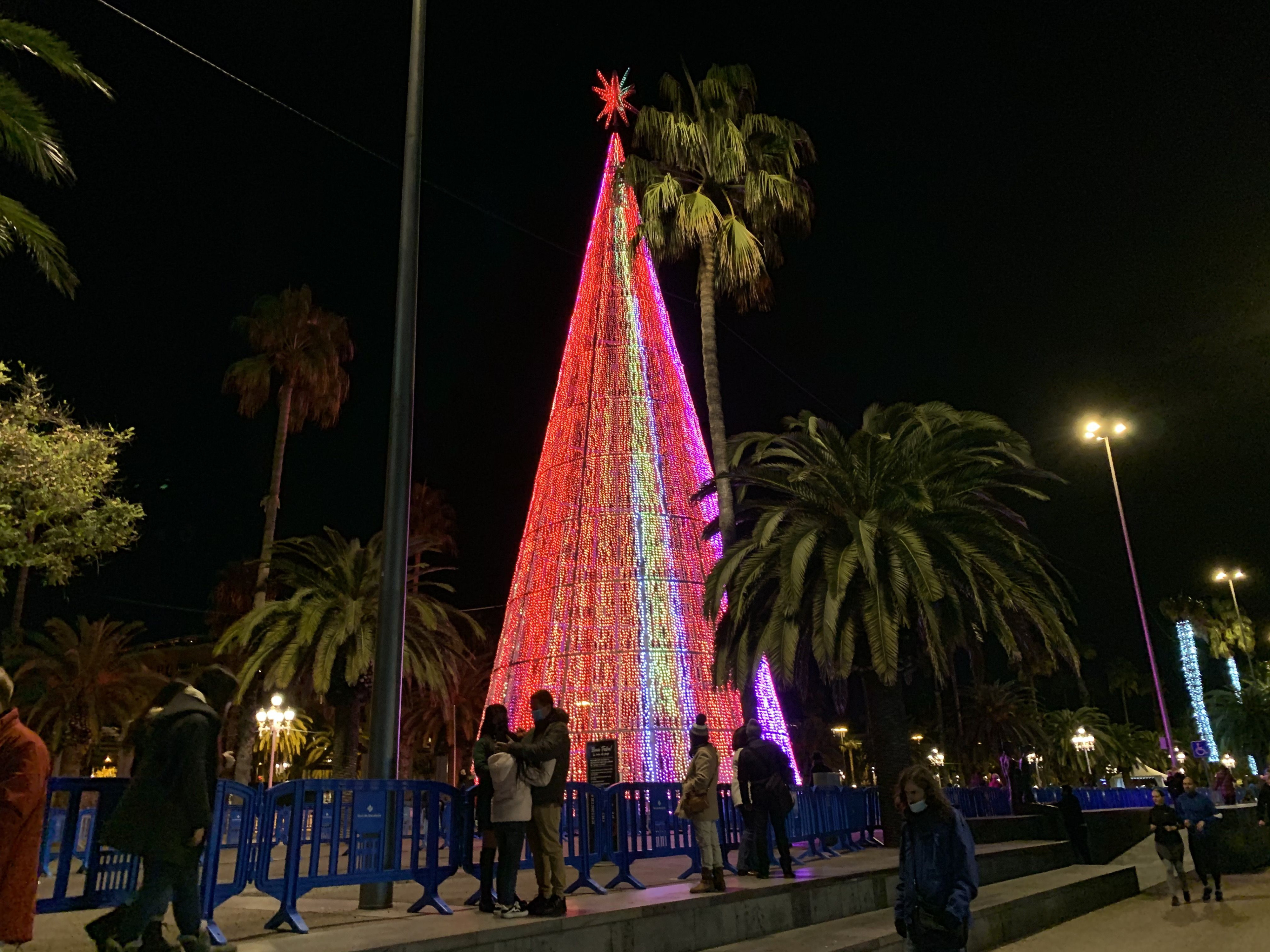 Visitantes contemplando el árbol de la feria de Navidad del Moll de la Fusta del Port Vell / V.M.