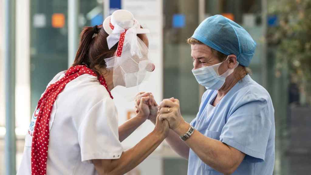 Personal sanitario del Hospital del Mar junto a una de las 'clowns' que forma parte del equipo de 'Pallapupas' / PALLAPUPAS