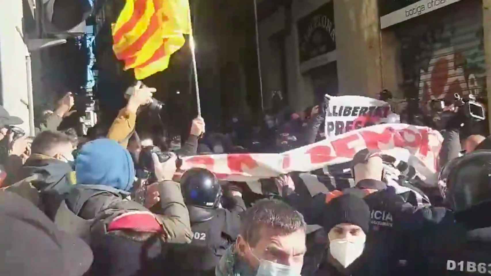 Tensión entre Mossos y antifascistas en la plaza de Sant Jaume / @ernest_sant