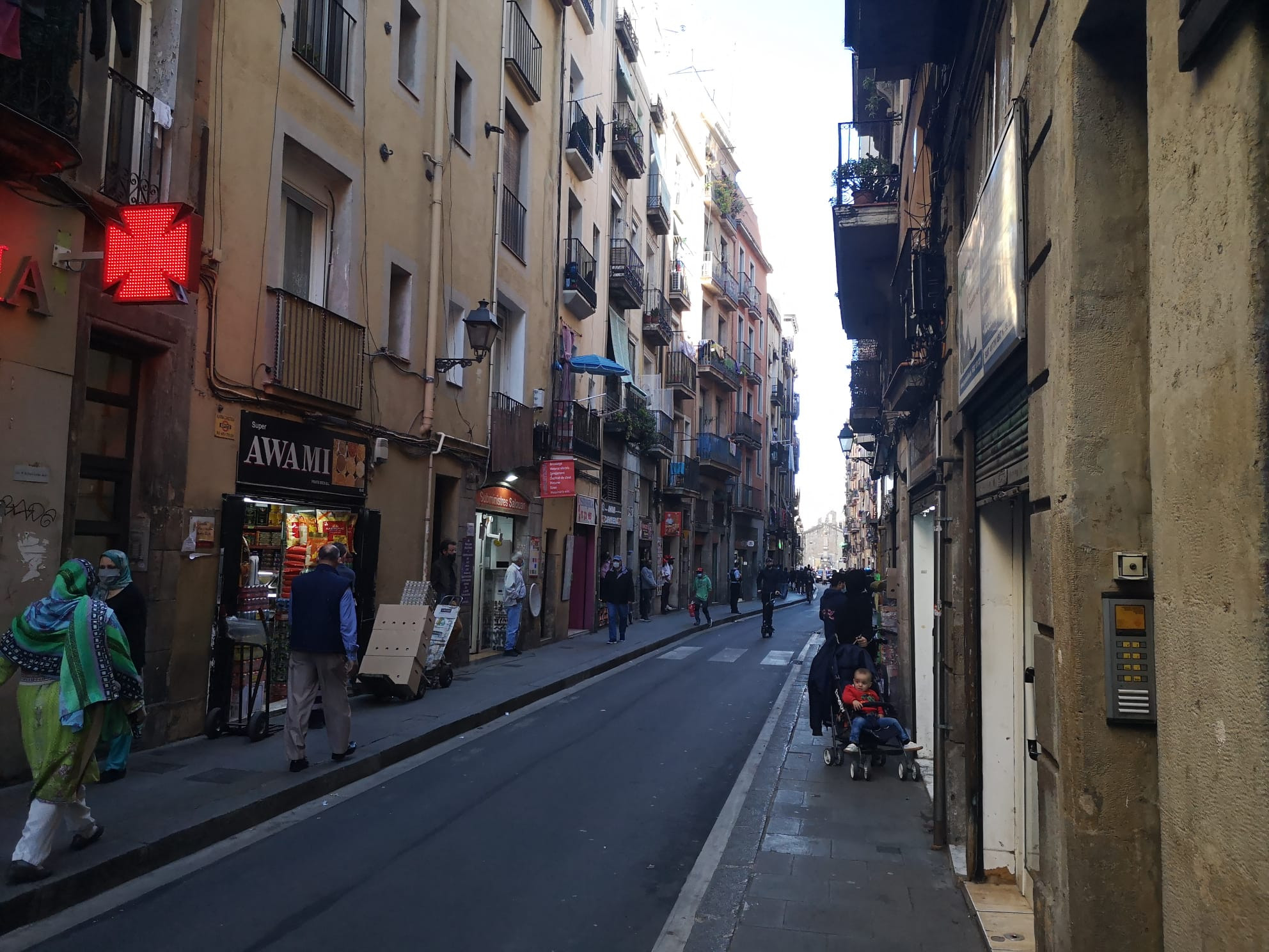 La calle Sant Antoni Abad, que concentra gran parte del tráfico del Raval / GUILLEM ANDRÉS