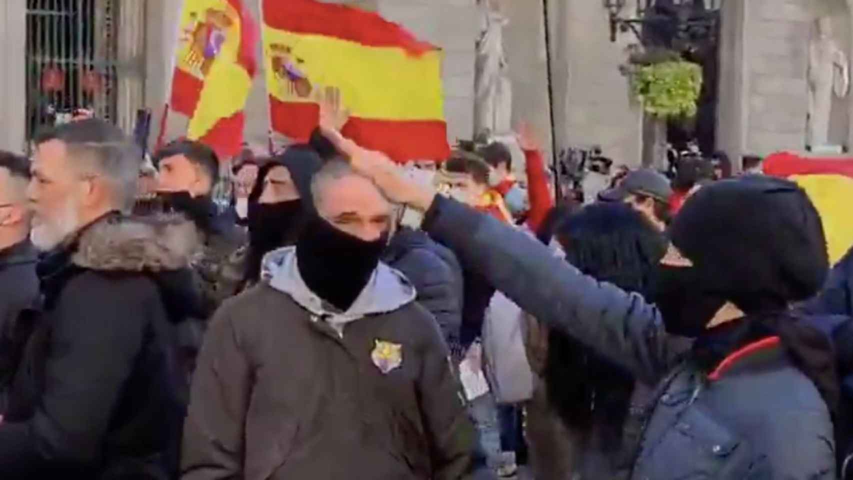 Una persona que había participado en el acto de Vox hace un saludo fascista / @lalertacanal