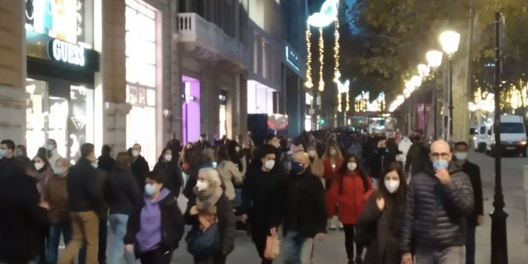 El paseo de Gràcia, lleno de gente / JORDI SUBIRANA