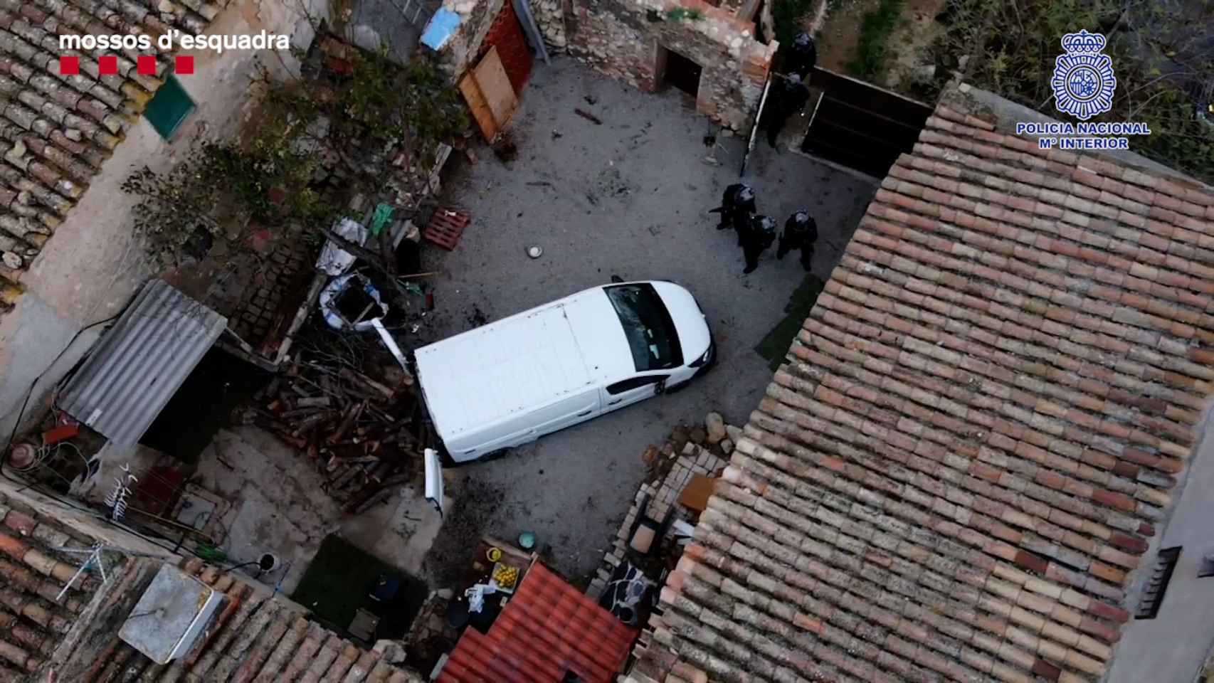 Agentes en la masía donde fue localizado el peligroso delincuente / MOSSOS D'ESQUADRA - POLICÍA NACIONAL