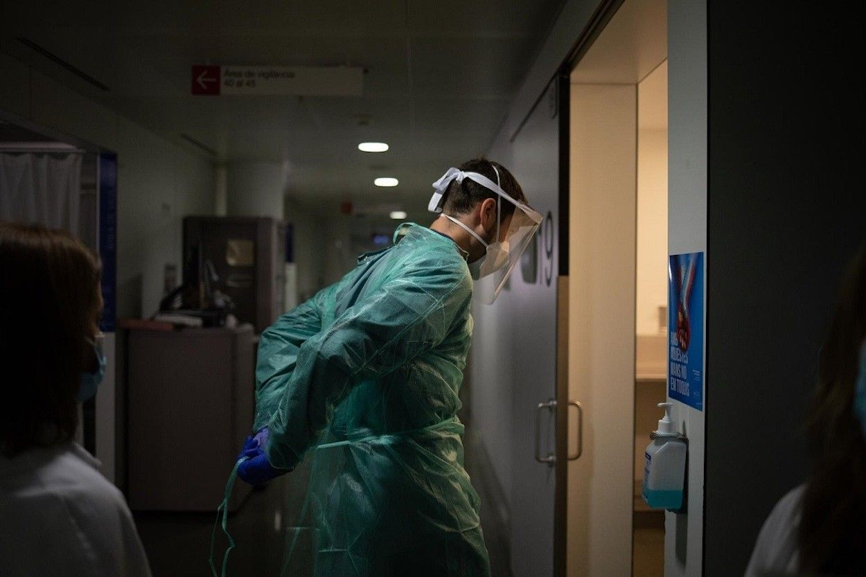 Un médico especializado en Ómicron en el Hospital de Sant Pau de Barcelona / EUROPA PRESS