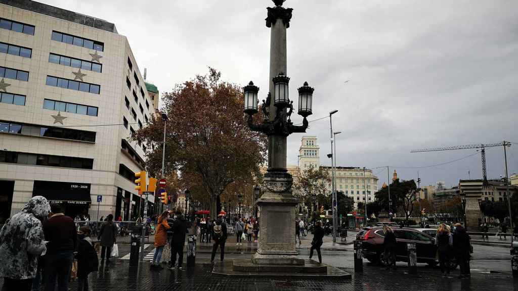 Farola proyectada por Puig i Cadafalch situada en lo más alto de la Rambla / INMA SANTOS