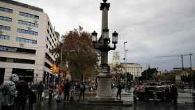 Farola proyectada por Puig i Cadafalch situada en lo más alto de la Rambla / INMA SANTOS