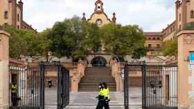 Fachada principal del Patronat Ribas, hoy Instituto Vall d'Hebrpn / INMA SANTOS