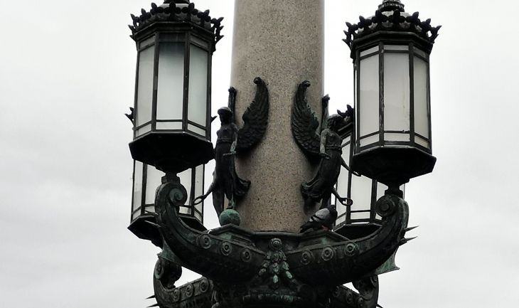 Detalle de la farola de Puig i Cadafalch en la Rambla / INMA SANTOS