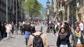 Barceloneses en Portal de l'Àngel, una de las principales calles comerciales de la ciudad / EP