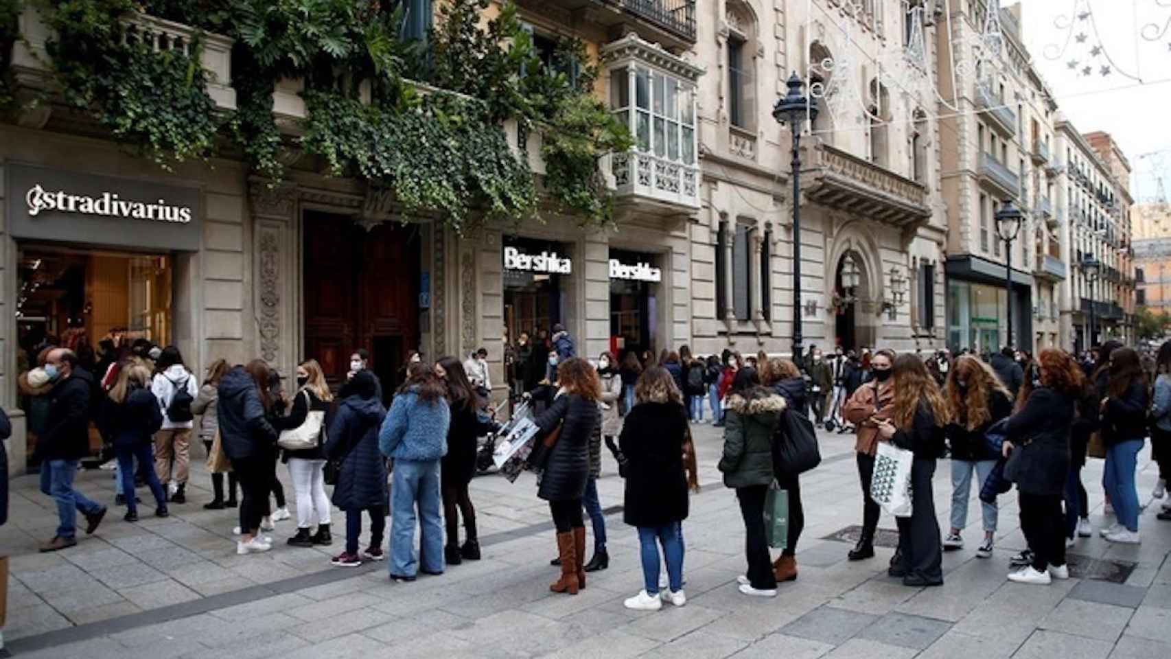 Colas en el centro de Barcelona para entrar a las tiendas/ EFE- QUIQUE GARCÍA