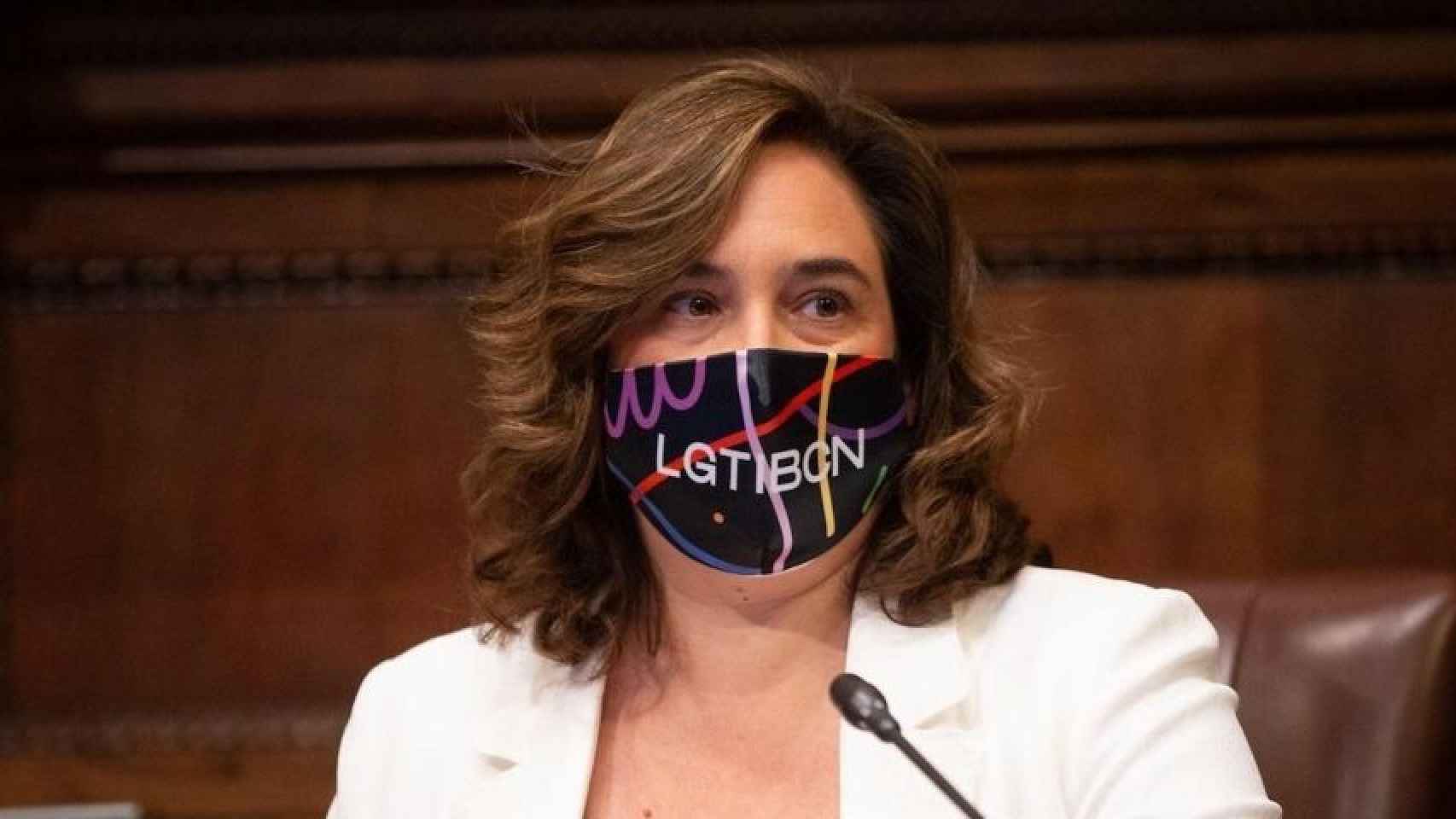 Ada Colau, con mascarilla, en un pleno municipal / EUROPA PRESS