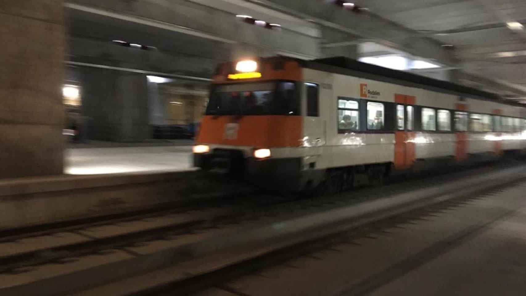 El primer tren con pasajeros que ha circulado por el interior de la estación de la Sagrera, ha pasado a las 15.36 h en dirección Mataró / TWITTER-DELEGACIÓN DEL GOBIERNO