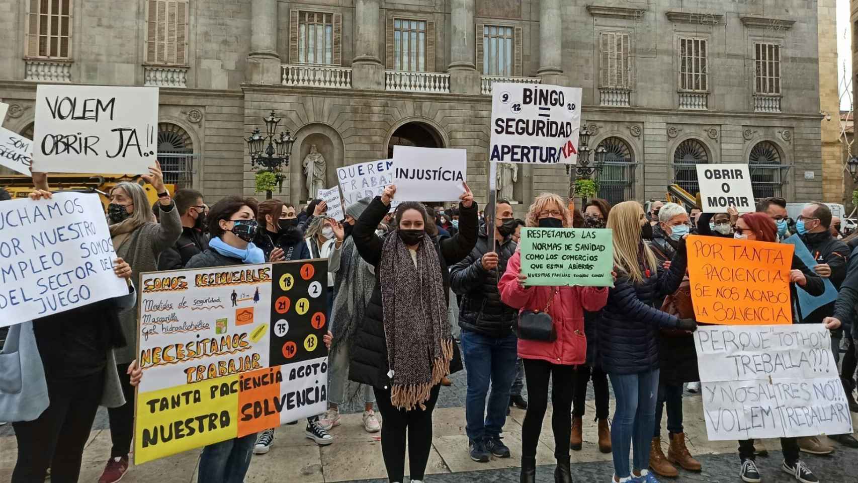 Cientos de trabajadores del sector del juego se manifiesta en la plaza Sant Jaume / REDES SOCIALES