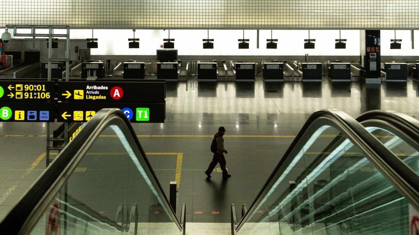 Imagen de la T2 del aeropuerto de El Prat, clausurada por la falta de actividad / EFE