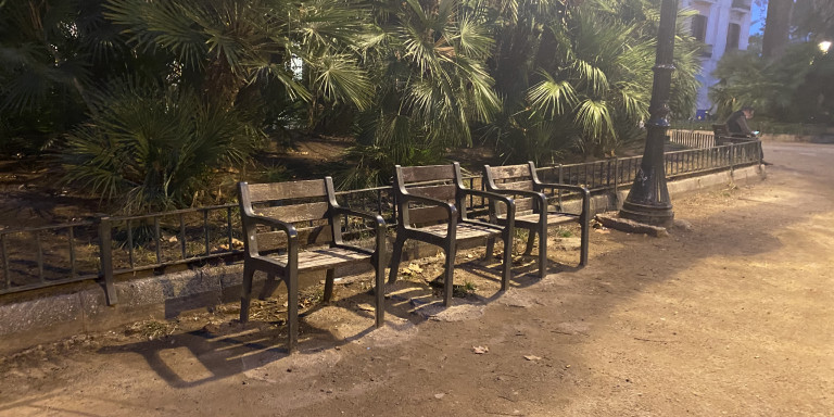 Sillas en la plaza del Duc de Medinaceli de Barcelona / ARRELS