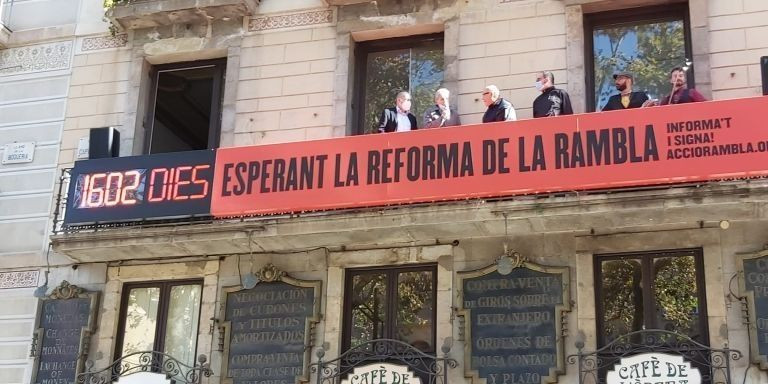 Amics de la Rambla, con una pancarta reivindicativa de la reforma / LLUÍS REGÀS