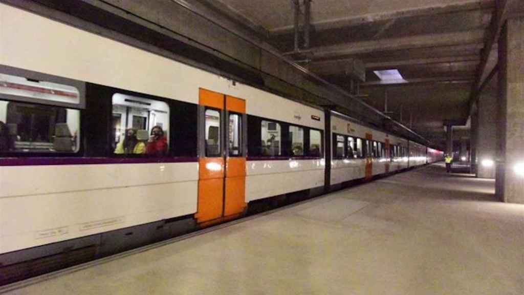 Un tren de la línea R1 de Rodalies pasa por la futura estación de La Sagrera / EUROPA PRESS