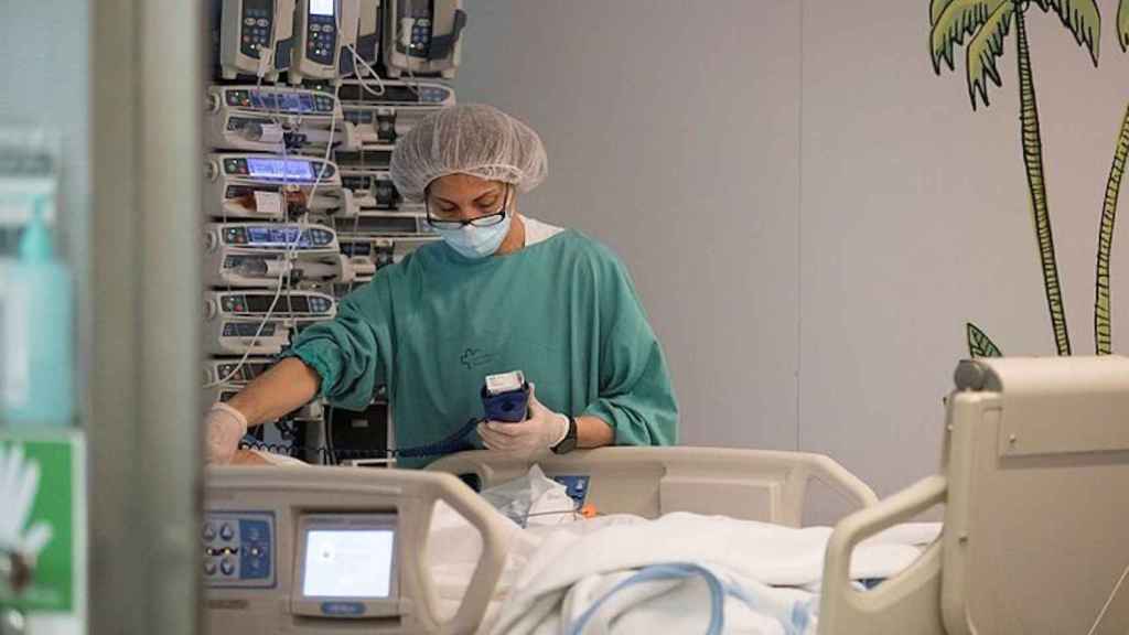 Trabajadora sanitaria del Hospital Vall d'Hebron, en una imagen de archivo / EFE