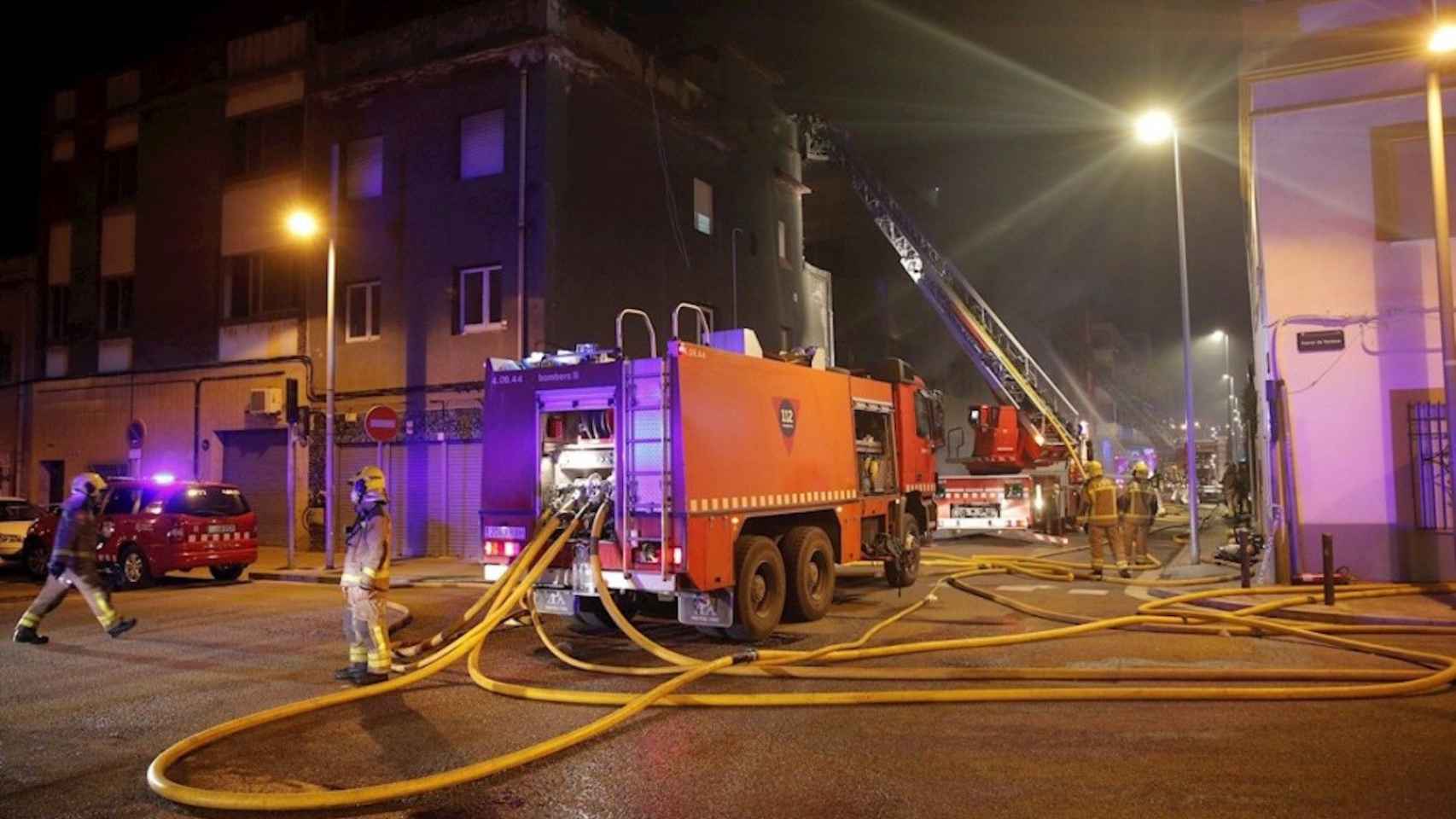 Bomberos de la Generalitat en un incendio de Badalona / EFE