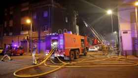 Bomberos de la Generalitat en un incendio de Badalona / EFE