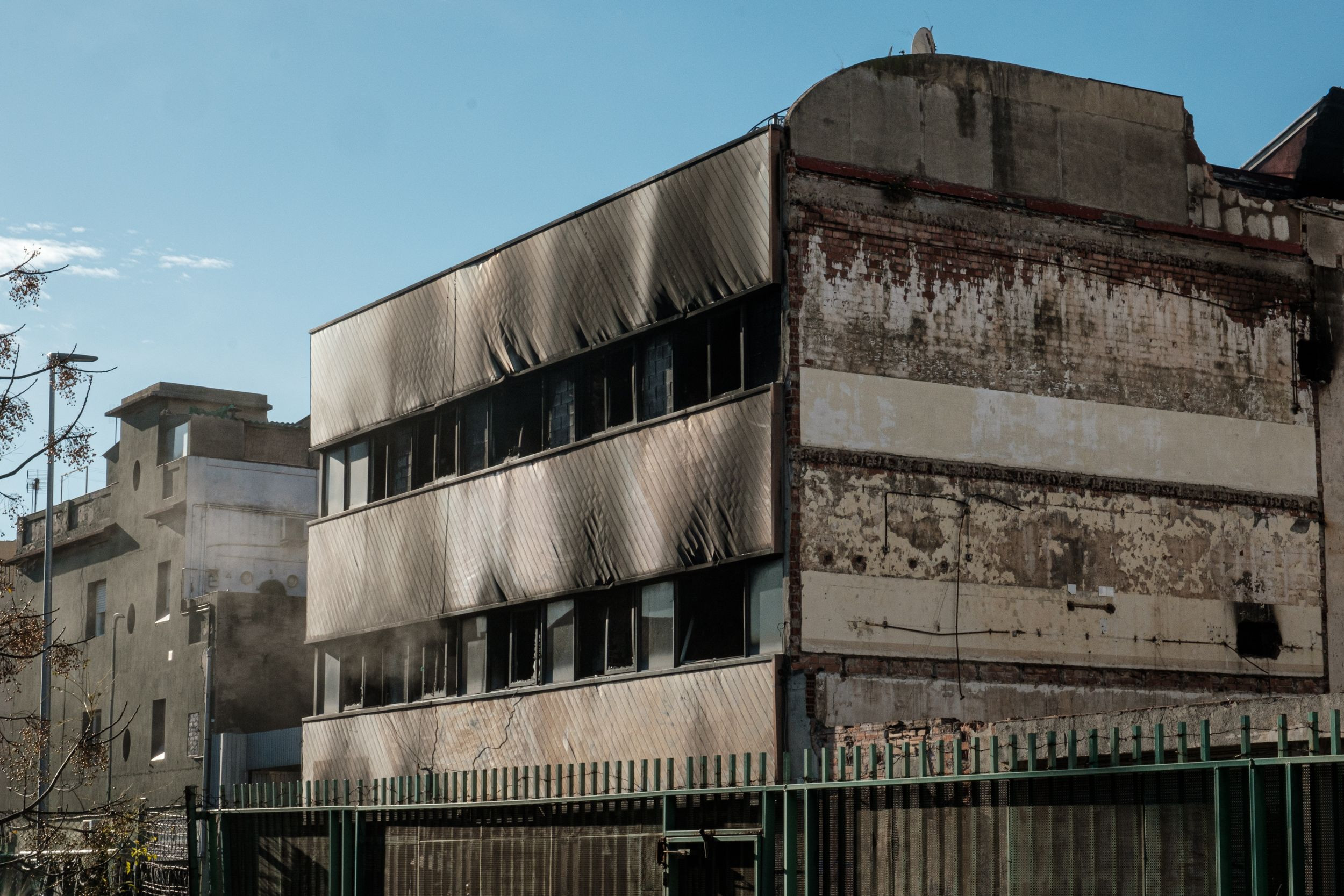 Nave incendiada en Badalona / PABLO MIRANZO