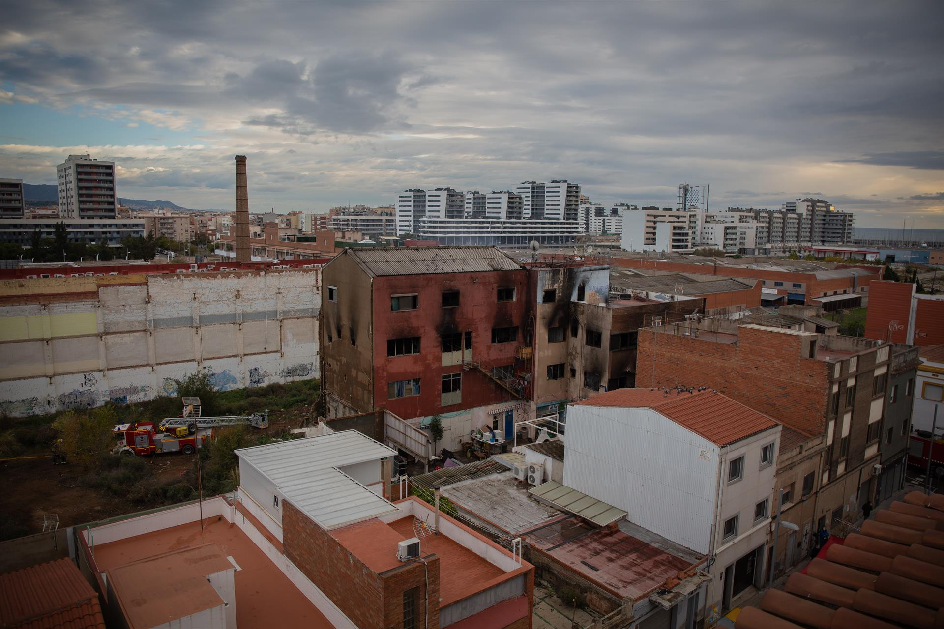 Estado de la nave okupada en el barrio de Gorg tras haberse incendiado esta noche en Badalona / EUROPA PRESS - DAVID ZARRAKINO