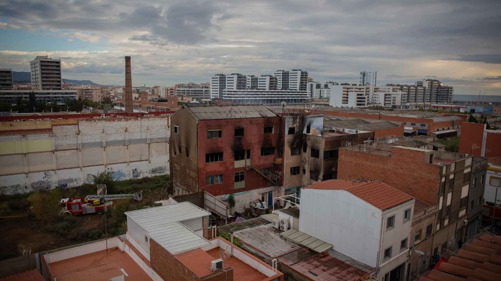 Estado de la nave okupada en el barrio de Gorg tras haberse incendiado esta noche en Badalona / EUROPA PRESS - DAVID ZARRAKINO