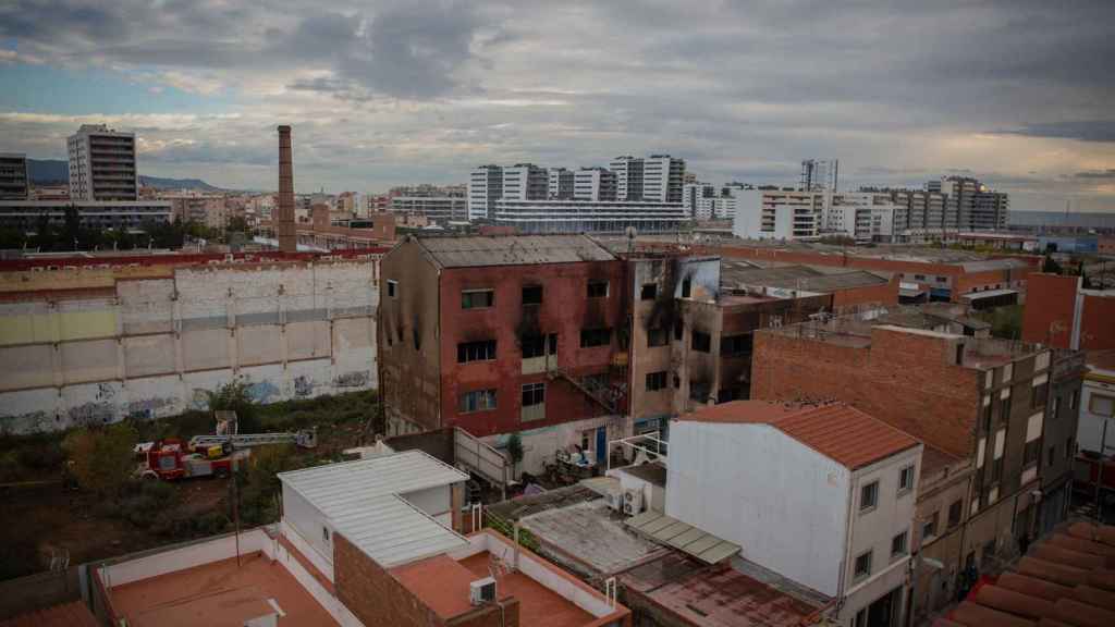 Estado de la nave okupada en el barrio de Gorg tras haberse incendiado esta noche en Badalona / EUROPA PRESS - DAVID ZARRAKINO