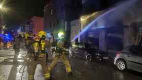 Bomberos apagando el fuego del incendio de la nave okupada de Badalona / BOMBERS DE LA GENERALITAT