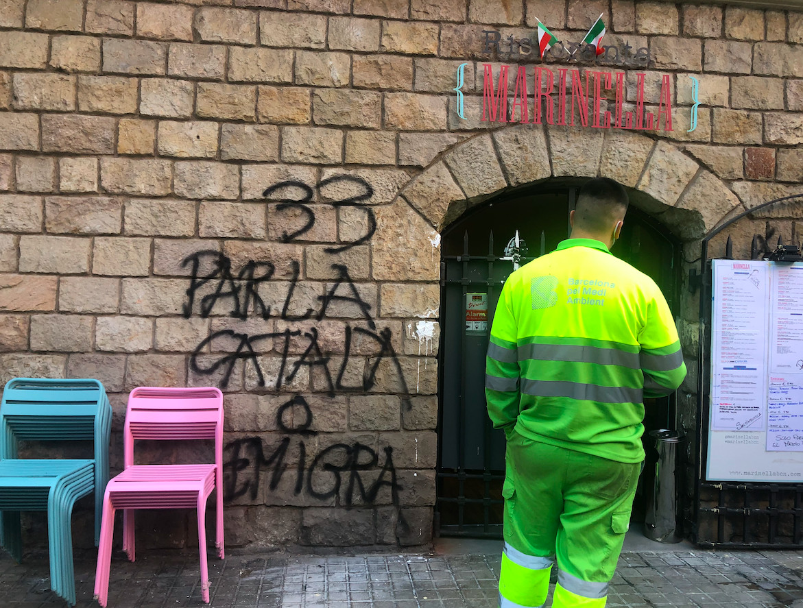 Operario limpiando la puerta del restaurante italiano atacado por grupos radicales independentistas / E.G.