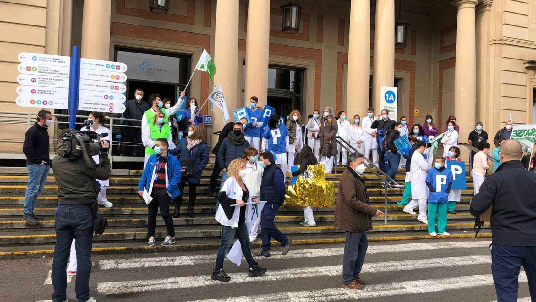 Concentración de profesionales sanitarios a las puertas del Hospital Vall d'Hebron de Barcelona - SATSE