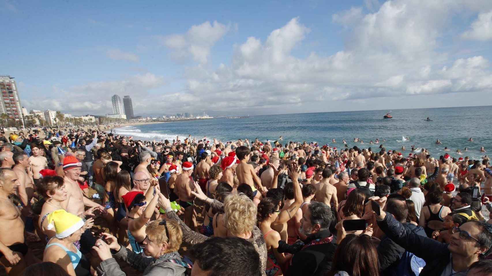 Asistentes del tradicional baño organizado por Club Natació Atlètic-Barceloneta / FACEBOOK