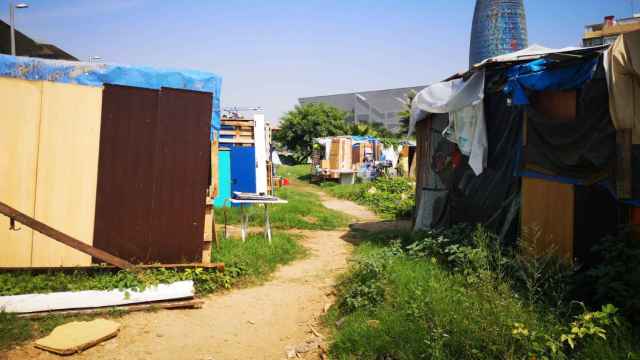 Campamento chabolista en el Fort Pienc, delante de Los Encants, este septiembre / GUILLEM ANDRÉS