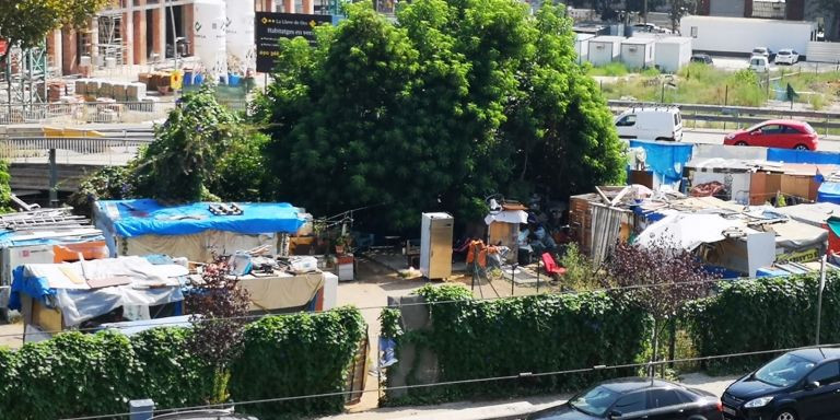 Campamento chabolista en el Fort Pienc, delante de Los Encants, este septiembre / GUILLEM ANDRÉS