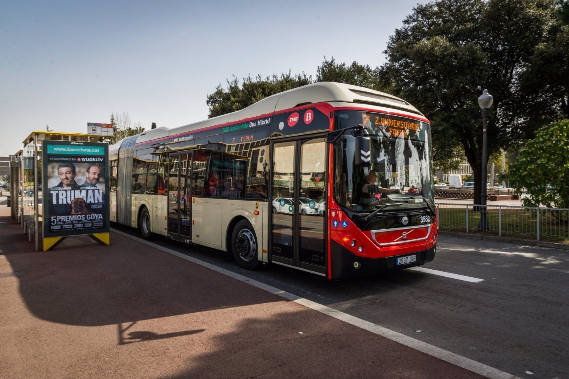 Un autobús interurbano de Barcelona haciendo una parada / EUROPA PRESS