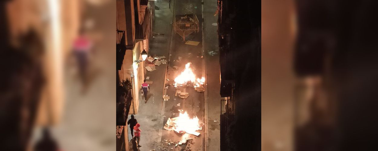 Revuelta vecinal con hogueras en el Raval contra Endesa / METRÓPOLI ABIERTA